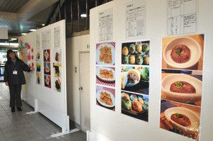 ６点に絞られた料理のレシピと写真の展示会場＝名古屋・中村区役所１階で