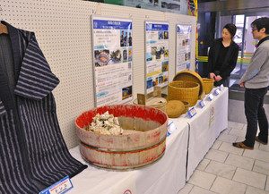 「輪島の海女漁の技術」をテーマにした展示＝輪島市役所で