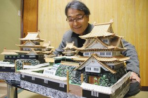 木戸さんが保管している吉田城鉄櫓の模型＝豊橋市春日町で