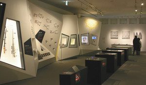 「切る」について学ぶことができるフェザーミュージアム＝いずれも岐阜県関市で