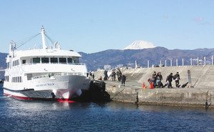 熱海港を出て、初島港に到着した高速船。右手奥には富士山が見える