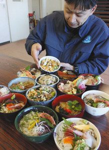 彩り豊かな海の幸などを集めた「丼合戦」の限定丼。各店のこだわりが表れる＝いずれも静岡県熱海市の初島で