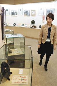 館内には古いレコードや自筆の楽譜などのゆかりの品が展示されている＝いずれも長野県中野市の中山晋平記念館で