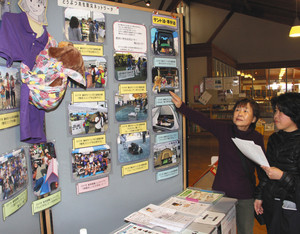 ペット同伴の避難方法を説明する長谷山鈴江代表（左）＝掛川市立中央図書館で