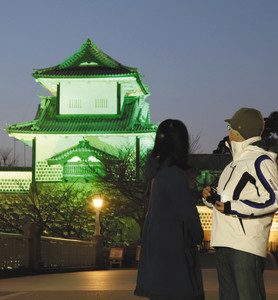 緑色にライトアップされた金沢城公園の石川門＝金沢城公園で