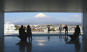 同センターの展望デッキから望む富士山＝いずれも静岡県富士宮市で