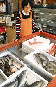 新鮮な魚が並ぶ古和浦地区の「久屋」＝いずれも三重県南伊勢町で