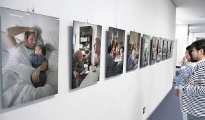 育児に奮闘するスウェーデンの父親たちの日常を捉えた写真展＝福井市総合ボランティアセンターで