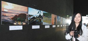 スイーツと能登の風景をコラボさせた写真を展示する坂本藍さん＝七尾市・和倉温泉で