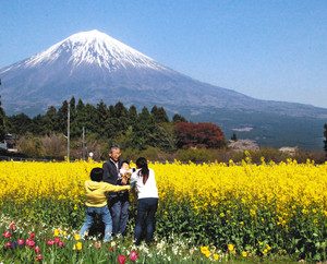 富士山をバックに記念撮影をする家族連れ＝富士宮市原の白糸自然公園で