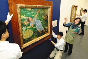 開幕の準備が進む「ＴＨＥ日本洋画１５０年展」会場＝浜松市中区の市美術館で