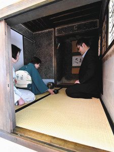 「待庵」の原寸大複製の茶室＝下諏訪町のハーモ美術館