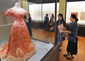 昭憲皇太后が着用したドレスを鑑賞する招待客＝名古屋市東区の徳川美術館で