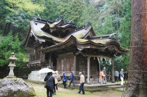 複雑に屋根が入り組んだ岡太神社・大滝神社の拝殿と本殿