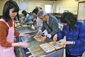 パピルス館では手軽に紙すきが体験できる＝いずれも福井県越前市で