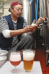 「掛川ビール」の出来栄えを確認する杉浦健美さん＝掛川市肴町の掛川ファームブルーイングで
