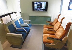 実際に座れる０系新幹線の座席＝名古屋市のリニア・鉄道館で