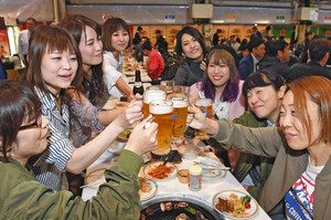 ビアテラスがオープンし、乾杯して盛り上がる人たち＝金沢市のＡＮＡクラウンプラザホテル金沢で