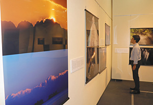 立山連峰などの風景を、２枚一組で展示した会場＝富山市科学博物館で