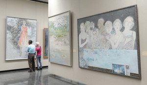 日本画の技法で描かれた作品が並ぶ会場＝金沢市の石川県立美術館で