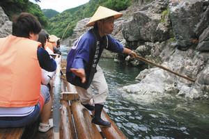 見事に櫂やさおを操る筏師の動きも見ものだ＝いずれも和歌山県北山村で