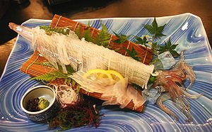 こりっとした食感と甘みが味わえるケンサキイカの「活き姿造り」＝いずれも兵庫県豊岡市竹野町で