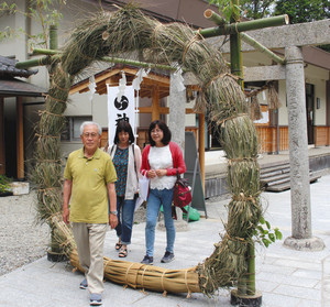 茅の輪をくぐる家族連れ＝鳥羽市相差町の神明神社で