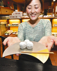大野屋の創業１８０年を記念して作った菓子器「月うつわ」＝高岡市木舟町で