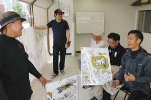 空きビルを使った交流イベントの打ち合わせをする隊員らと画家ミズキヒロシさん（左から２人目）＝小矢部市石動町で