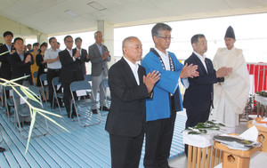 神事で安全と多くの人出を祈願する永田さん（右から３人目）ら＝常滑市の坂井海岸で
