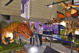 実物大の動く恐竜模型が展示された会場＝豊橋市大岩町の市自然史博物館で