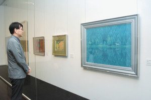 公開されている東山魁夷の「緑響く」の作品（右）＝茅野市美術館で
