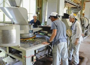 田峯茶業組合の製茶工場で紅茶作りに取り組む組合員＝設楽町田峯で