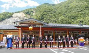 道の駅の開業を祝うテープカット＝大鹿村大河原の「歌舞伎の里大鹿」で