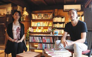 漁村の九鬼町に古書店をオープンさせた本沢さん（左）と豊田さん＝尾鷲市九鬼町で