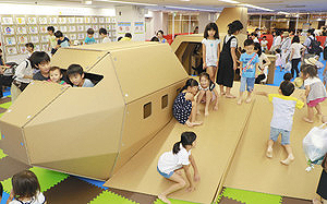 段ボールでできた飛行機の遊具で楽しむ子どもたち＝名古屋市千種区の名古屋三越星ケ丘店で