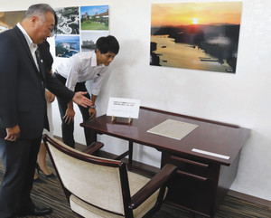 志摩観光ホテルで山崎さんが使った机といす。置かれているのは華麗なる一族の原稿のレプリカ（（ｃ）一般社団法人山崎豊子著作権管理法人）＝志摩市阿児町のサミエールで