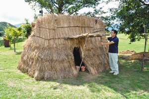 ひらいで遺跡まつりで公開される「縄文風の小屋」＝塩尻市宗賀の平出遺跡公園で