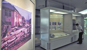 伊勢湾台風の被害を伝える写真などが飾られている館内＝名古屋市瑞穂区の市博物館で