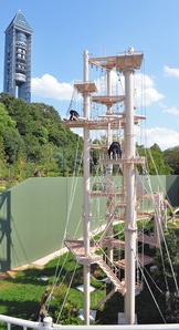 新しく完成したチンパンジータワー＝名古屋市千種区の東山動植物園で