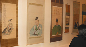 「芸妓図」（左端）や人物画などが並ぶ会場＝田原市博物館で