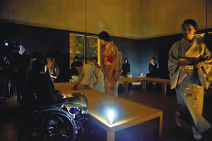 ユニバーサルデザインいしかわが昨年開催した暗闇の中での茶会。「ダイアログ－」ではさらに真っ暗な光のない中で、さまざまな体験をする＝金沢市内で（ユニバーサルデザインいしかわ提供）