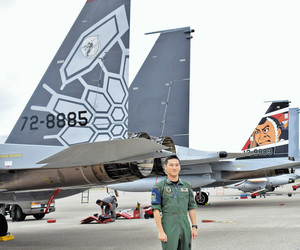 ドラゴンのうろこが描かれた３０３飛行隊の機体（左）と、弁慶や富樫が描かれた３０６飛行隊の機体＝小松市の小松基地で