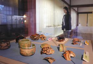 富山城下町から出土した陶磁器が並ぶ会場＝富山市陶芸館で
