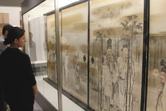 襖の表に描かれた狩野栄信「竹林七賢図」＝県富士山世界遺産センターで