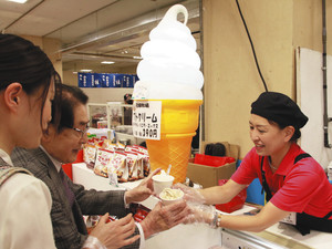北海道のソフトクリームなどが味わえる全国うまいもん博＝津市東丸之内の津松菱で