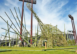来場者を出迎える竹で編まれた恐竜オブジェ＝福井市の福井運動公園で