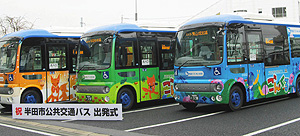 運行開始する地区路線バス「ごんくる」の車両＝名鉄知多半田駅ロータリーで