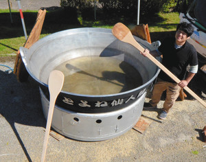 据え付けられた「いも煮会」用の大鍋＝豊根村の茶臼山高原で