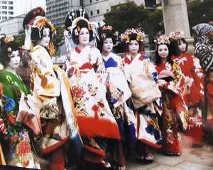 華やかな着物姿の女性有志らが参加した花魁道中の様子＝２０１４年７月、大阪市中央区で（横田さん提供